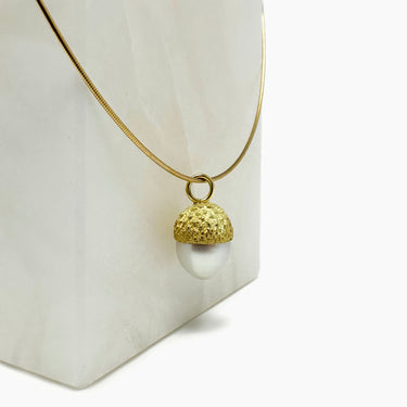 Pearl Pendant Necklace / Gold